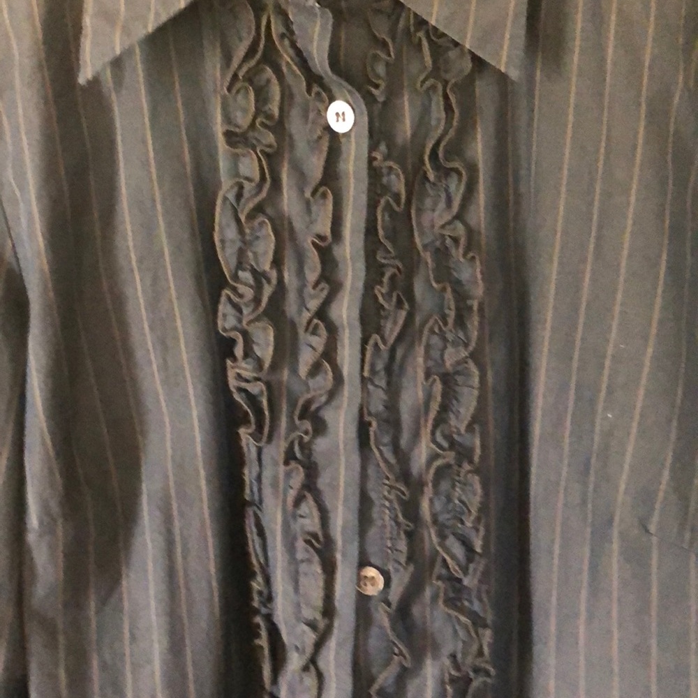Gorgeous Adrienne Vittadini ruffle dress shirt